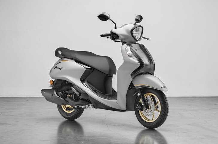 Yamaha Fascino 125 grey front right side static in studio