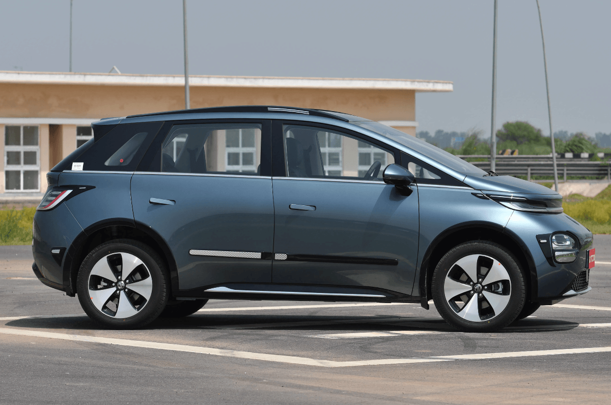 एमजी विंडसर कम्यूट टैक्सी वैरिएंट 13.49 लाख रुपये में लॉन्च – परिचय | ऑटोकार इंडिया