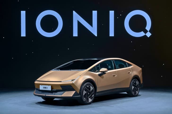 Hyundai Ioniq V front quarter static