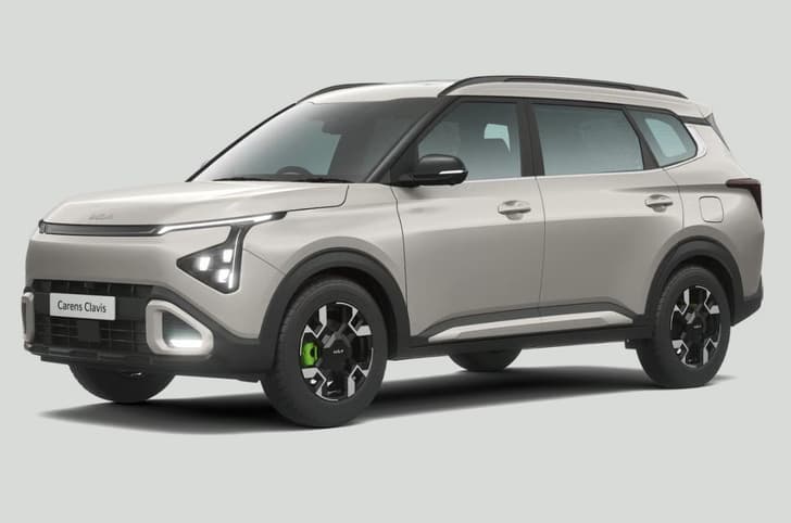 Kia Carens Clavis front quarter static