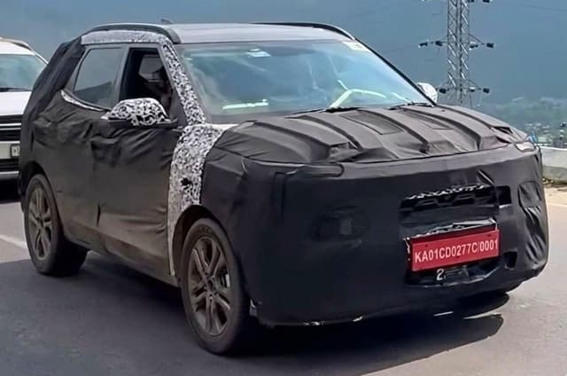Second-generation Kia Sonet spied in India