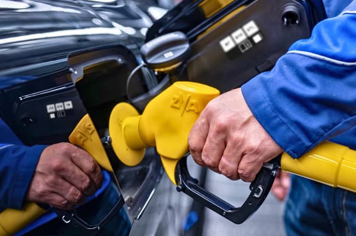Govt attempts to quell heightened E20 backlash fuel filling in car