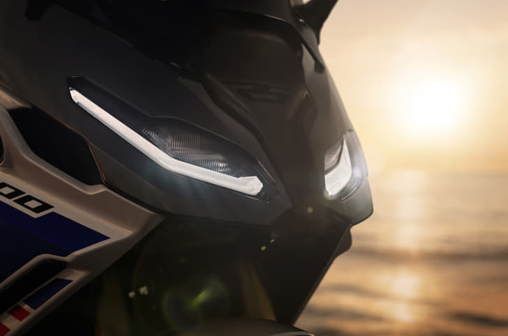 R 1300 RS headlight