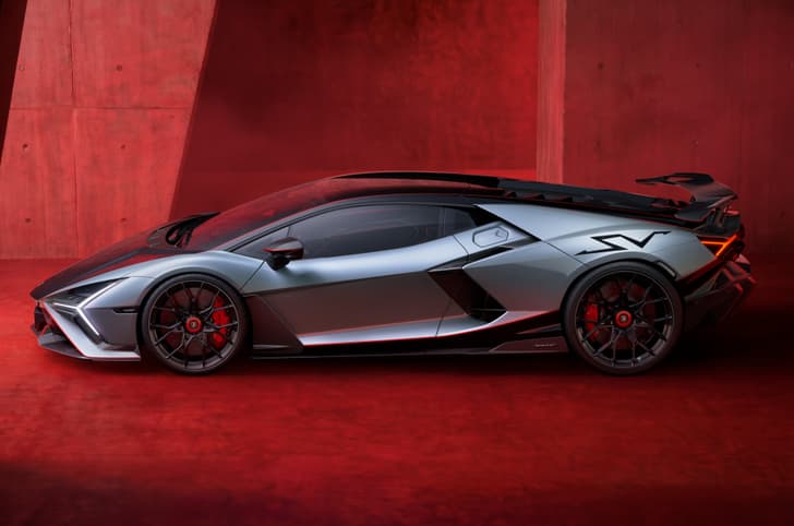 Lamborghini Revuelto SV in studio