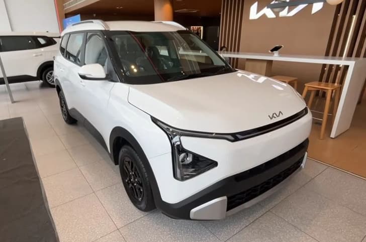 Kia Carens Clavis showroom image front quarter