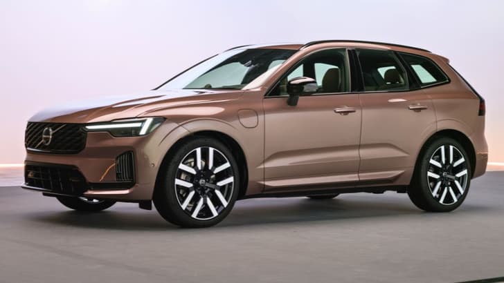 Updated Volvo XC60 front quarter static