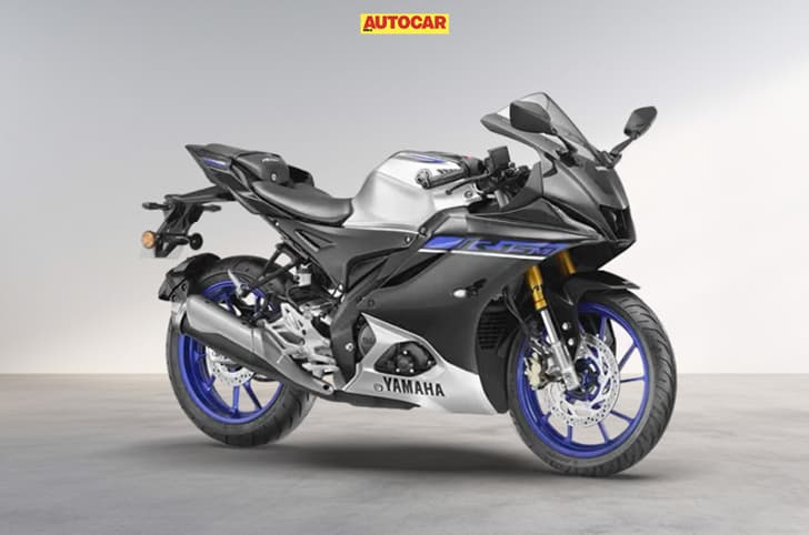Front right quarter image of Yamaha R15 M
