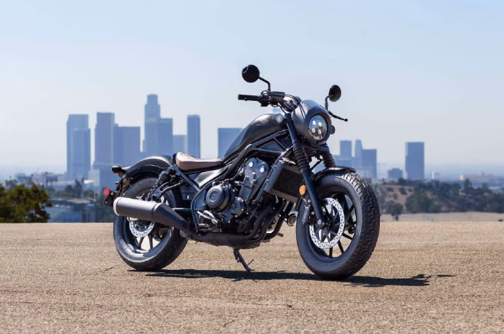 Honda Rebel 500's front right quarter profile.