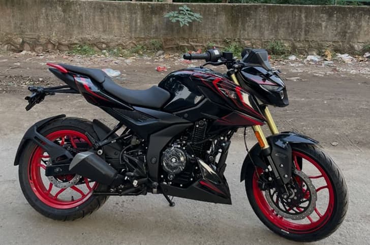 An outdoor shot of the new Bajaj Pulsar N250 SS variant