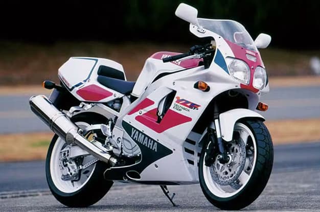 1993 Yamaha YZF750R front right quarter.