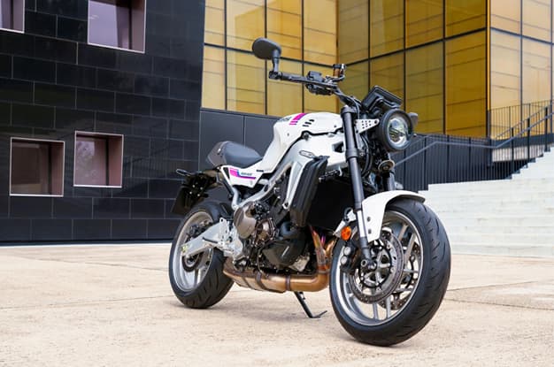 2027 Yamaha XSR900 front right quarter.