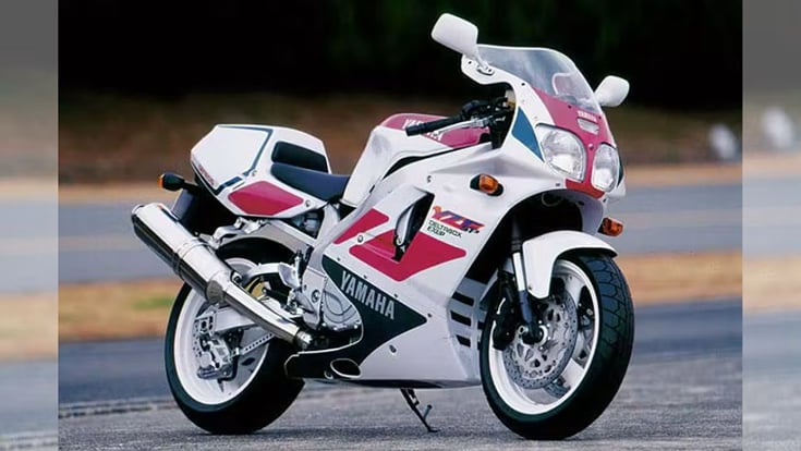 1993 Yamaha YZF750R front right quarter.