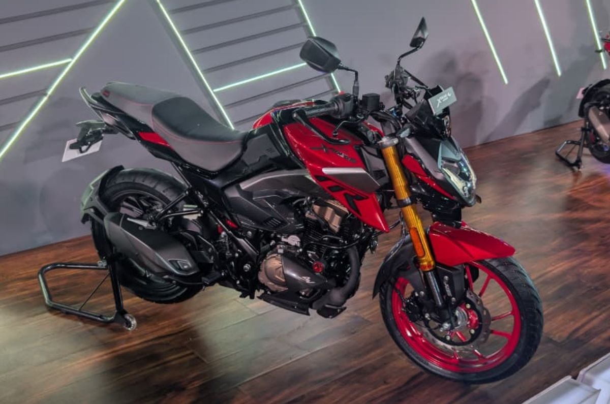 Hero Xtreme 160R 4V Carbon front right quarter.