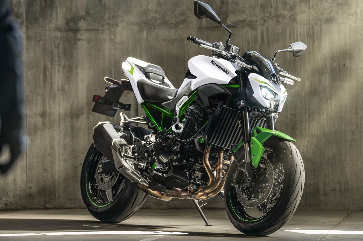 2027 Kawasaki Z900's front right quarter.