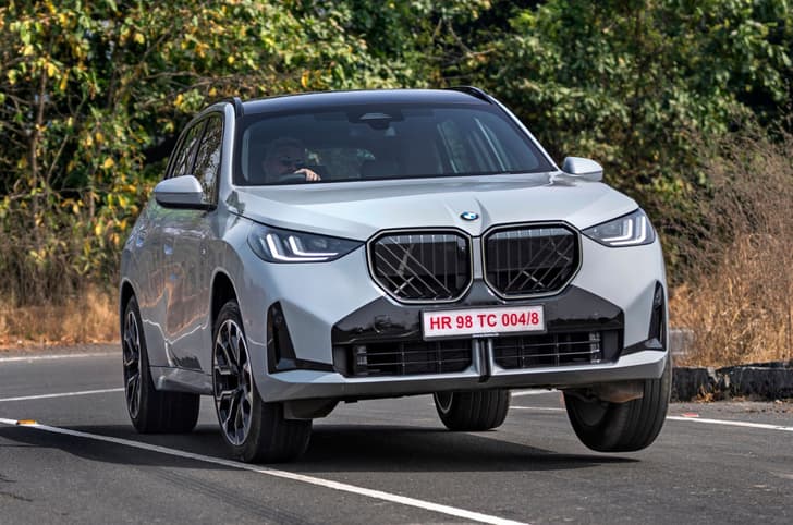 BMW X3 30 xDrive front quarter 