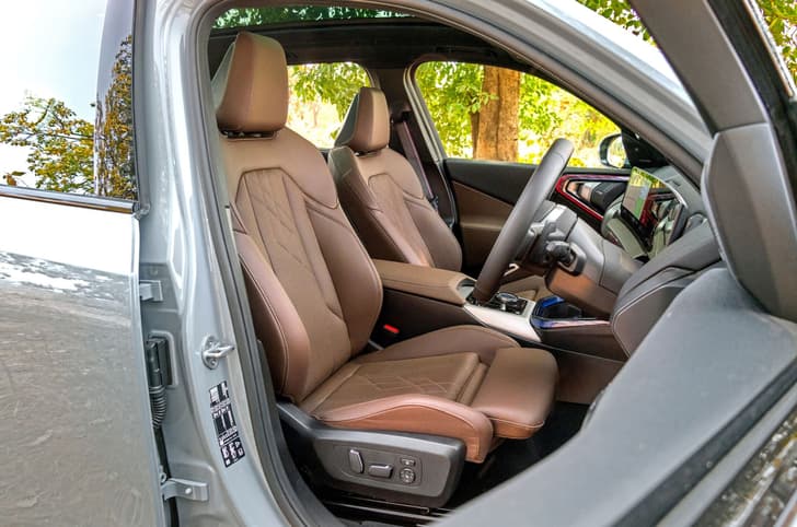 BMW X3 30 xDrive front seats 