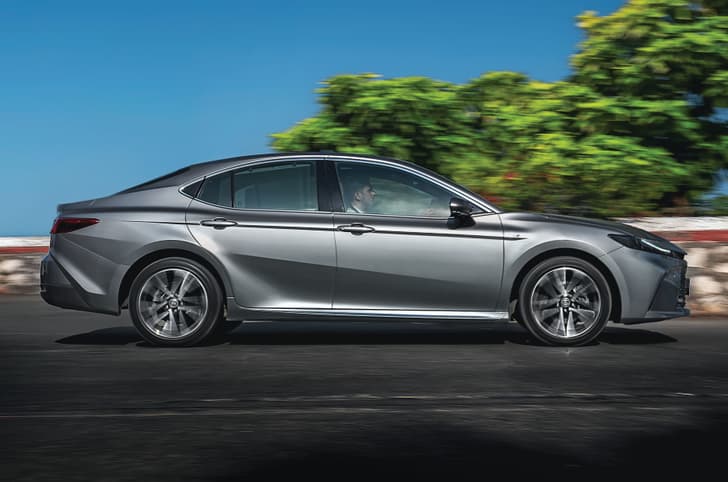 Toyota Camry side tracking 