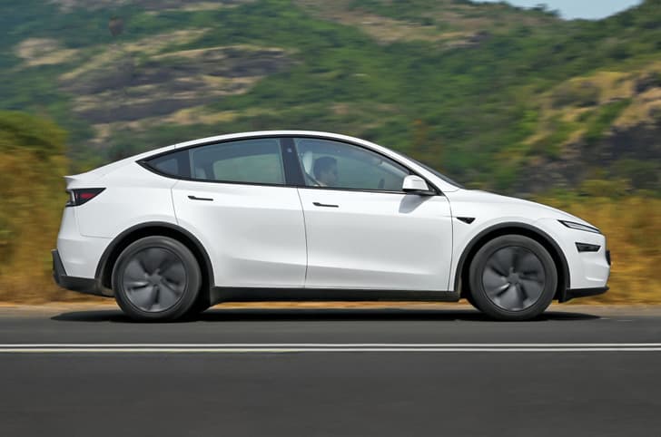 Tesla Model Y road test review Tesla Model Y side tracking