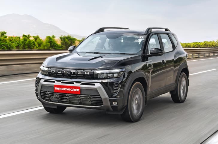 Renault Duster front quarter tracking 