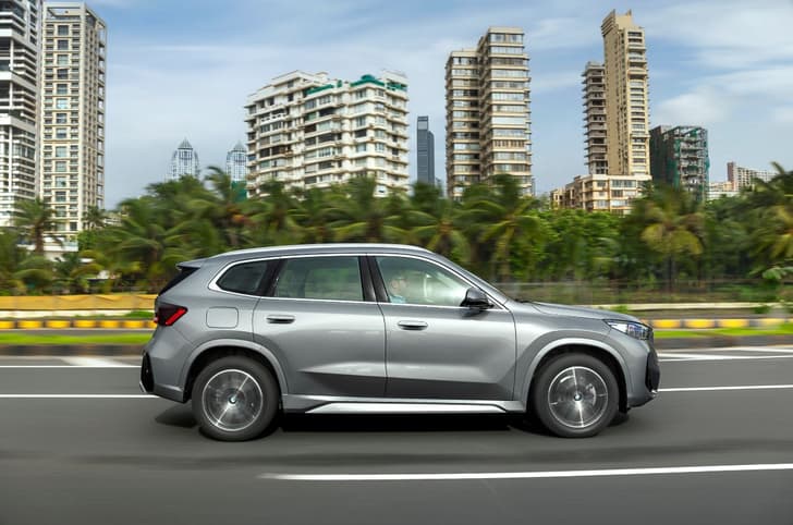 BMW X1 LWB side tracking 