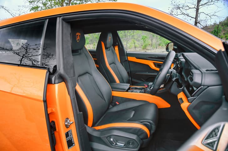 2026 Lamborghini Urus SE front seats