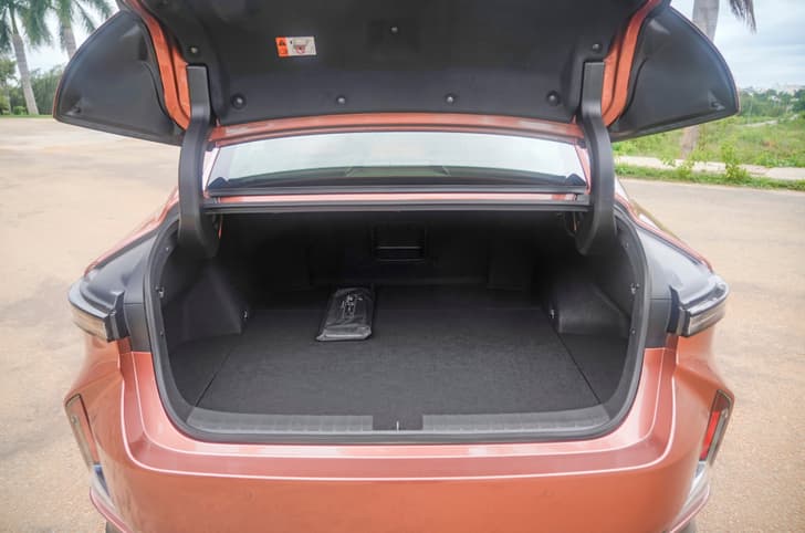 Lexus ES500e boot Lexus ES500e boot