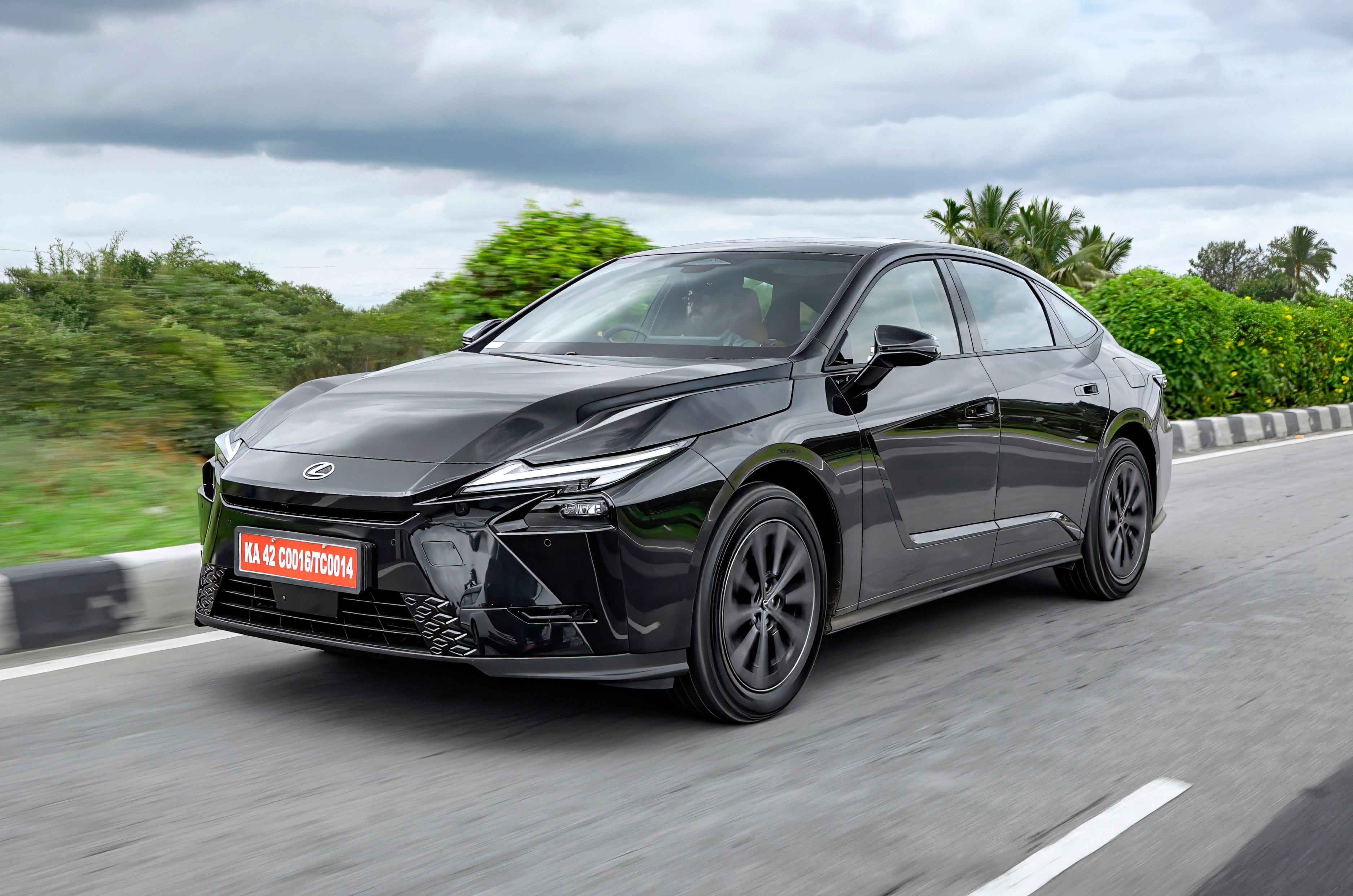 Lexus ES350h front quarter tracking 