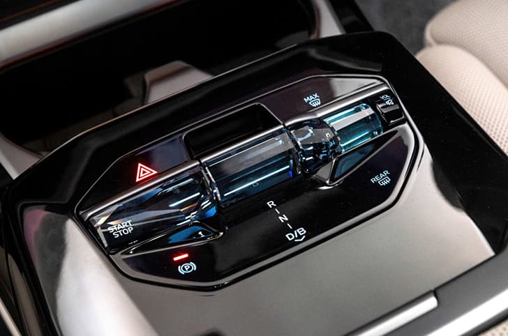 BMW i7 50 xDrive drive selector volume controller start stop button BMW i7 50 xDrive drive selector volume controller start stop button