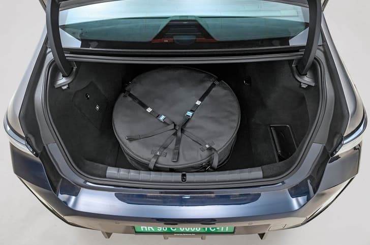 BMW i5 50 xDrive boot space BMW i5 50 xDrive boot space
